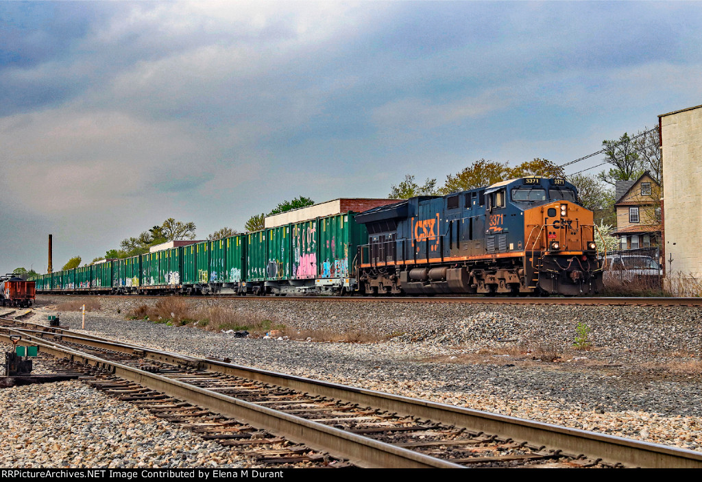 CSX 3371 on M-409